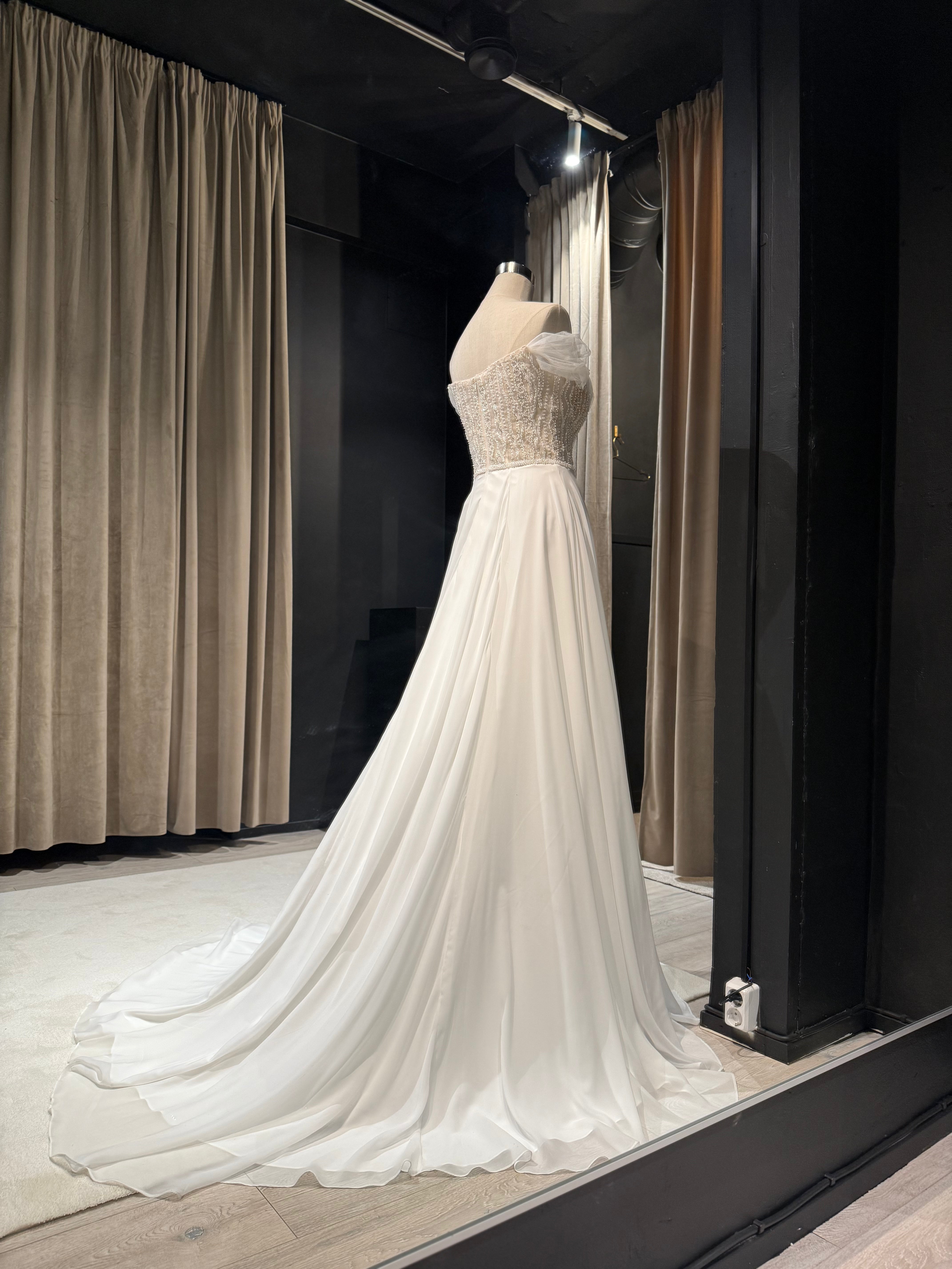 Uniikki Off Shoulder Armi